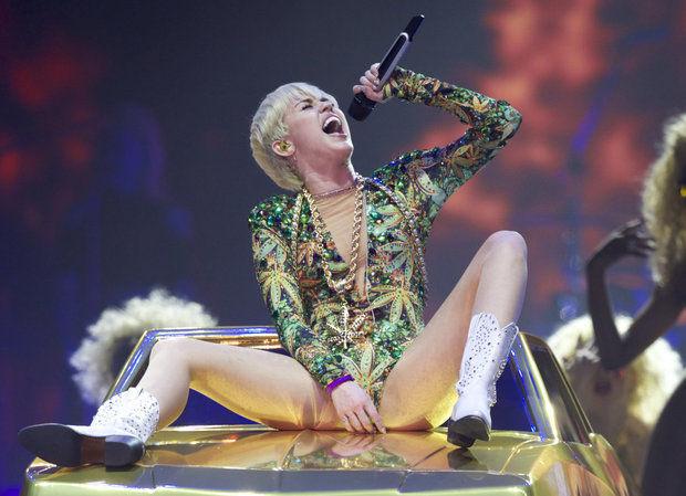 dave gilfert add miley cyrus naked performance image