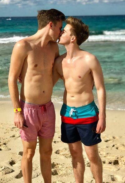 damian reese add cute twinks kissing image