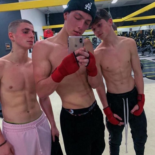 della mutz add juicy twinks photo