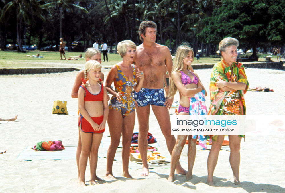 chris inscore add maureen mccormick bikini photo