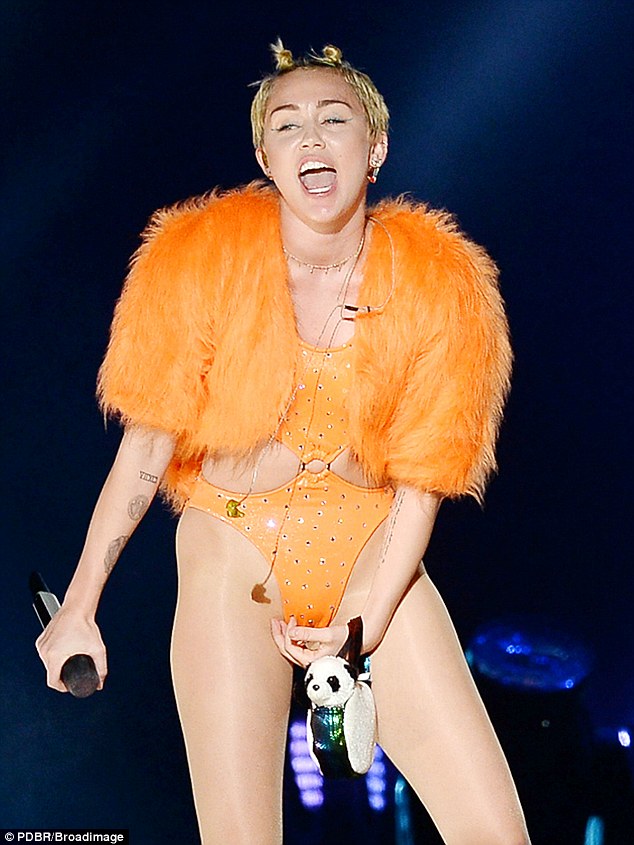 ana anah add miley cyrus naked performance image