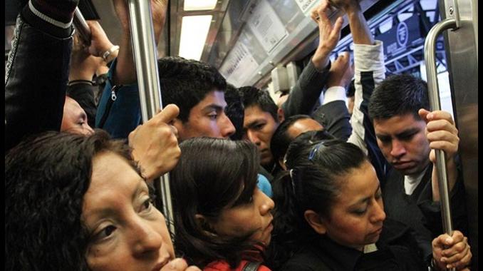 alex riordan add arrimones en el metro photo